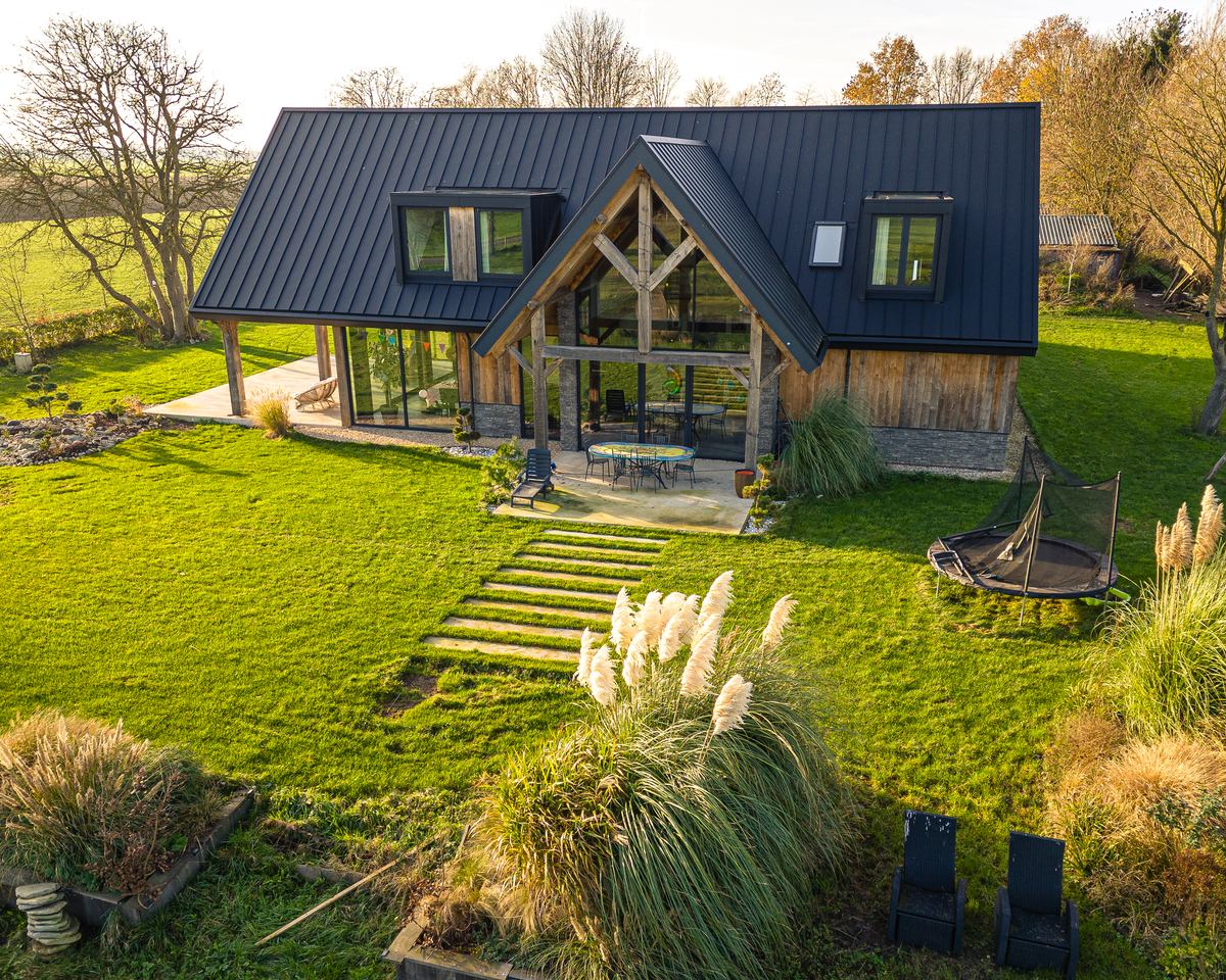 Moderne schuurwoning met ruime overdekte houten veranda