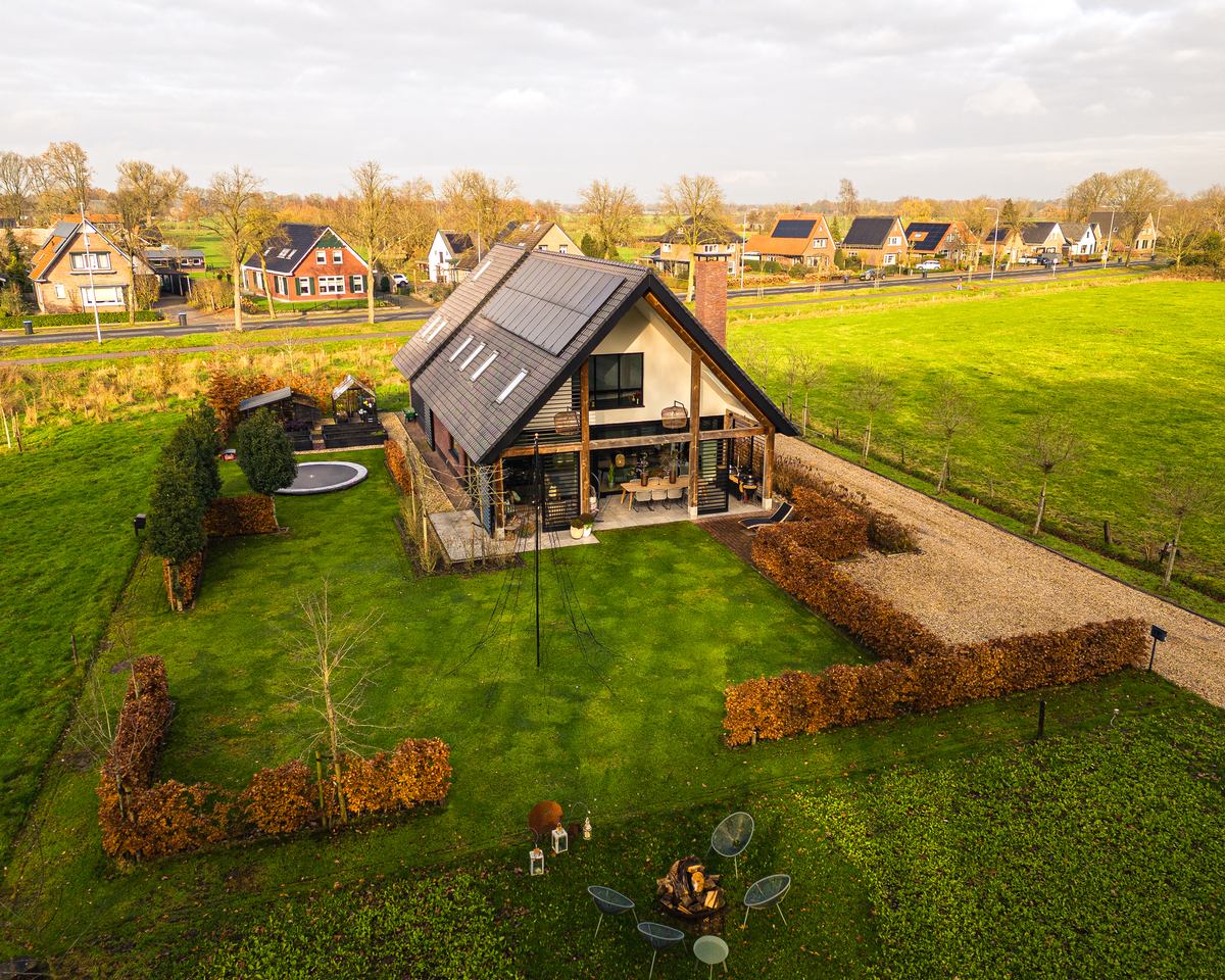 Ruime houten veranda als aanbouw bij een woning in de regio Twello