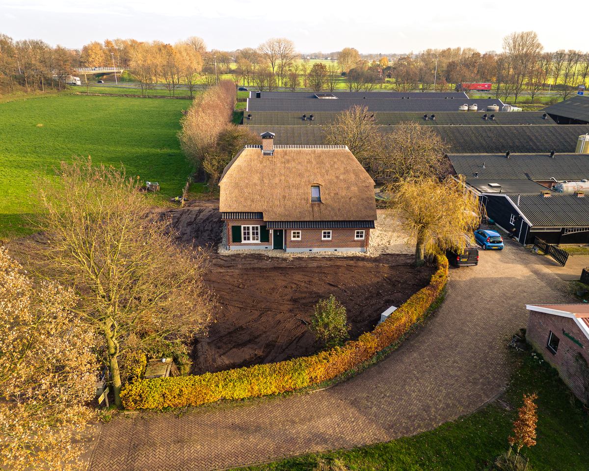 Rietgedekte boerderij in avondlicht, gerenoveerd met behoud van karakter