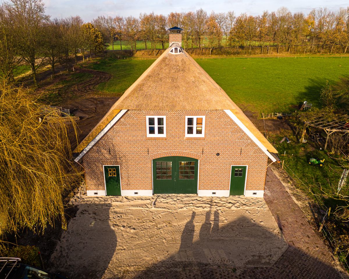 Karakteristieke boerderij met groene deuren in de regio Twello, gerenoveerd door Bouwbedrijf Groters