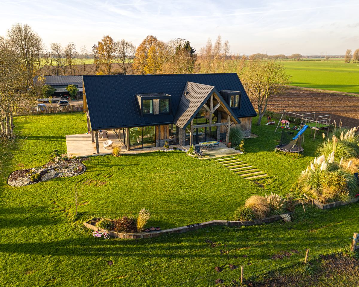 Modern terras met aangelegde tuin bij een woning in de regio Twello