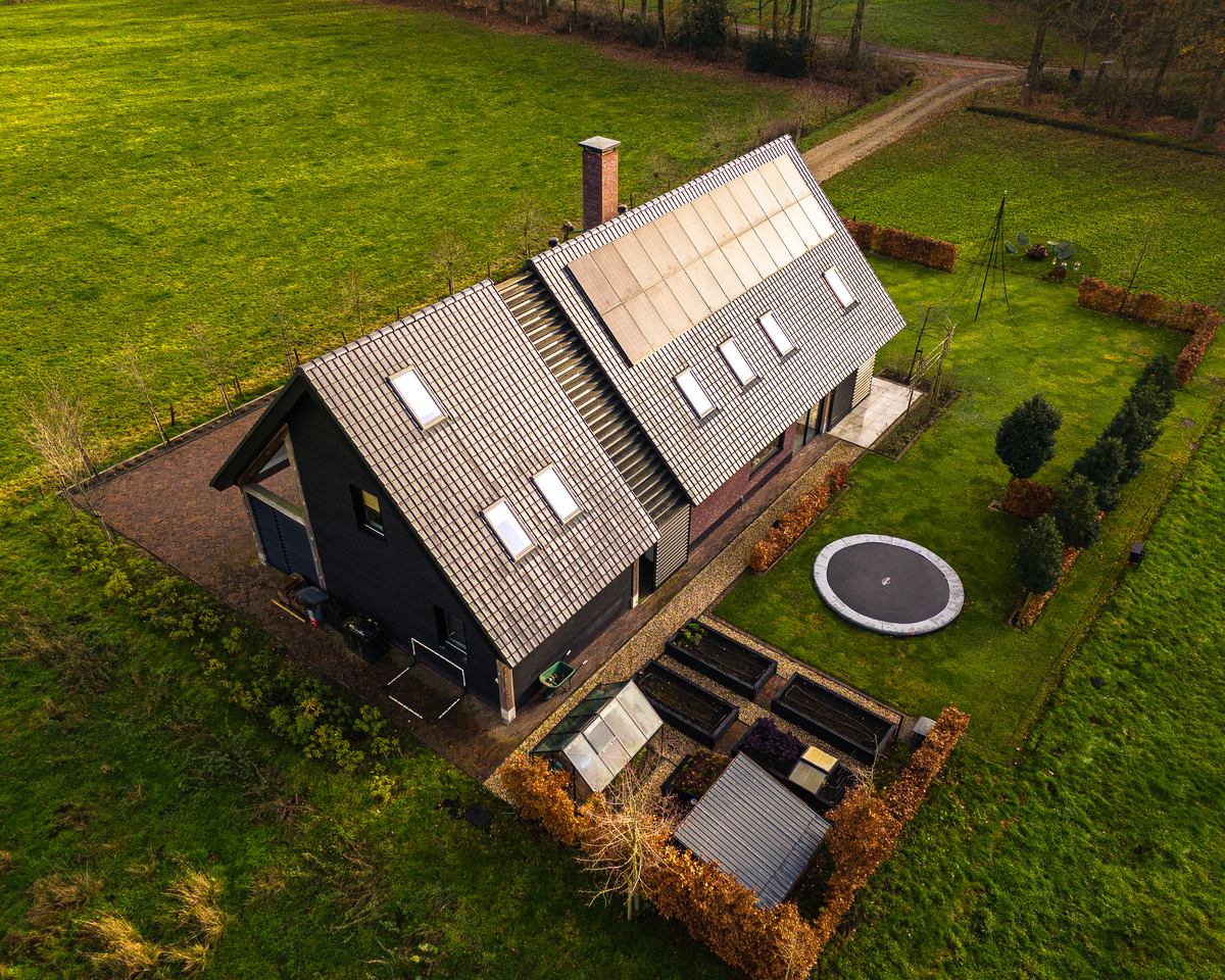 Nieuwbouwwoning met puntdak en zonnepanelen