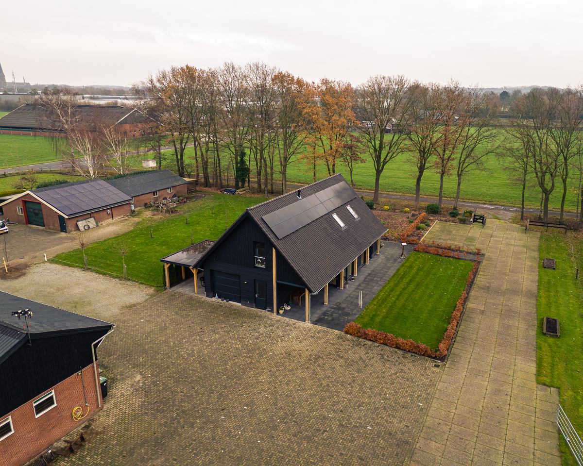 Moderne houtbouwwoning met strakke gevel in de regio Twello
