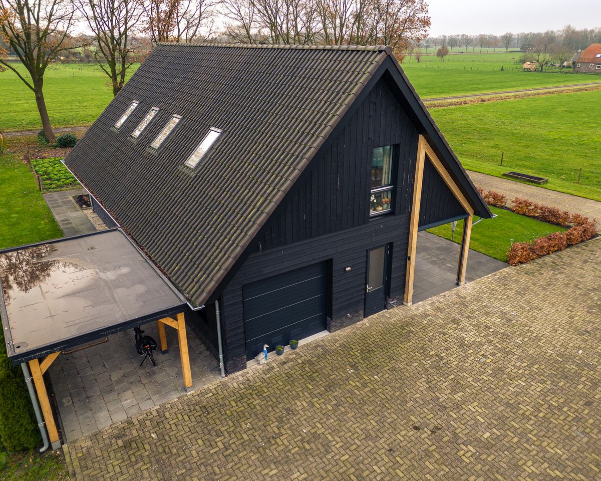 Nieuwe schuurwoning met zonnepanelen op het dak