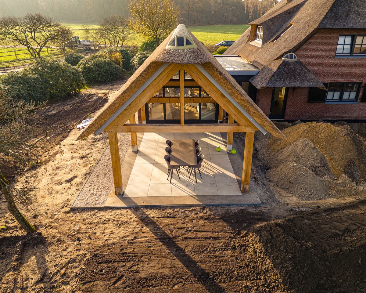 Eigen vakteam aan het werk met een houten constructie