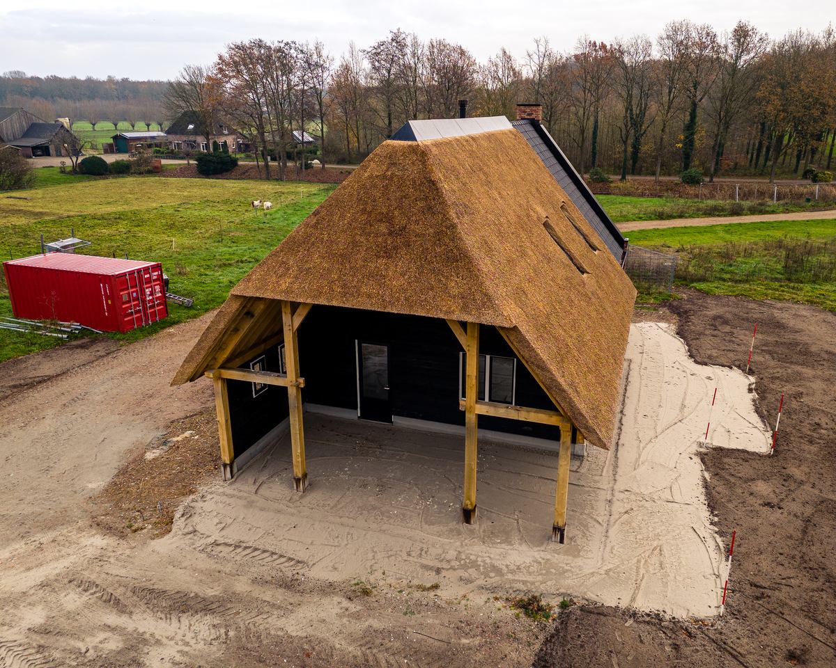 Open houten spantconstructie in aanbouw, gebouwd door het eigen vakteam van Groters