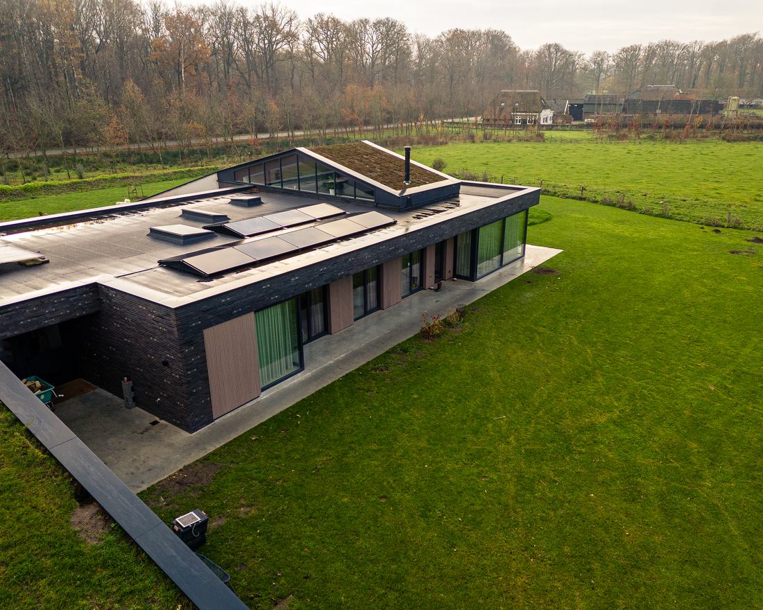 Detail van een verduurzaamde woning met zonnepanelen