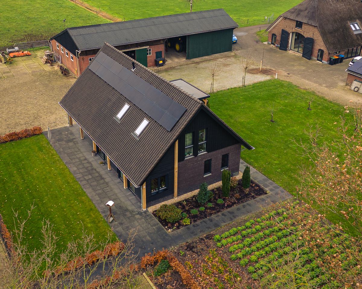 Woning met zonnepanelen en moestuin in de regio Twello